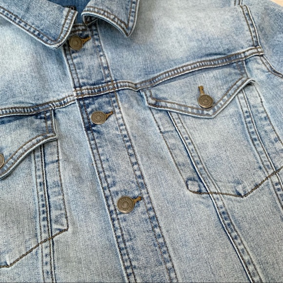 CLUB MONACO | LIGHT WASH CLASSIC DENIM TRUCKER JACKET WITH STRETCH - Picture 4 of 5